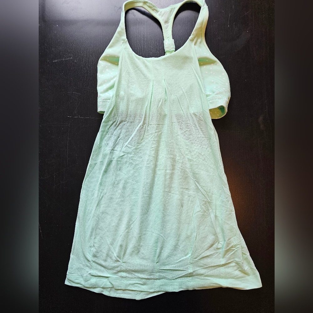 Lululemon tank with built-in bra size 6 in mint polkadot